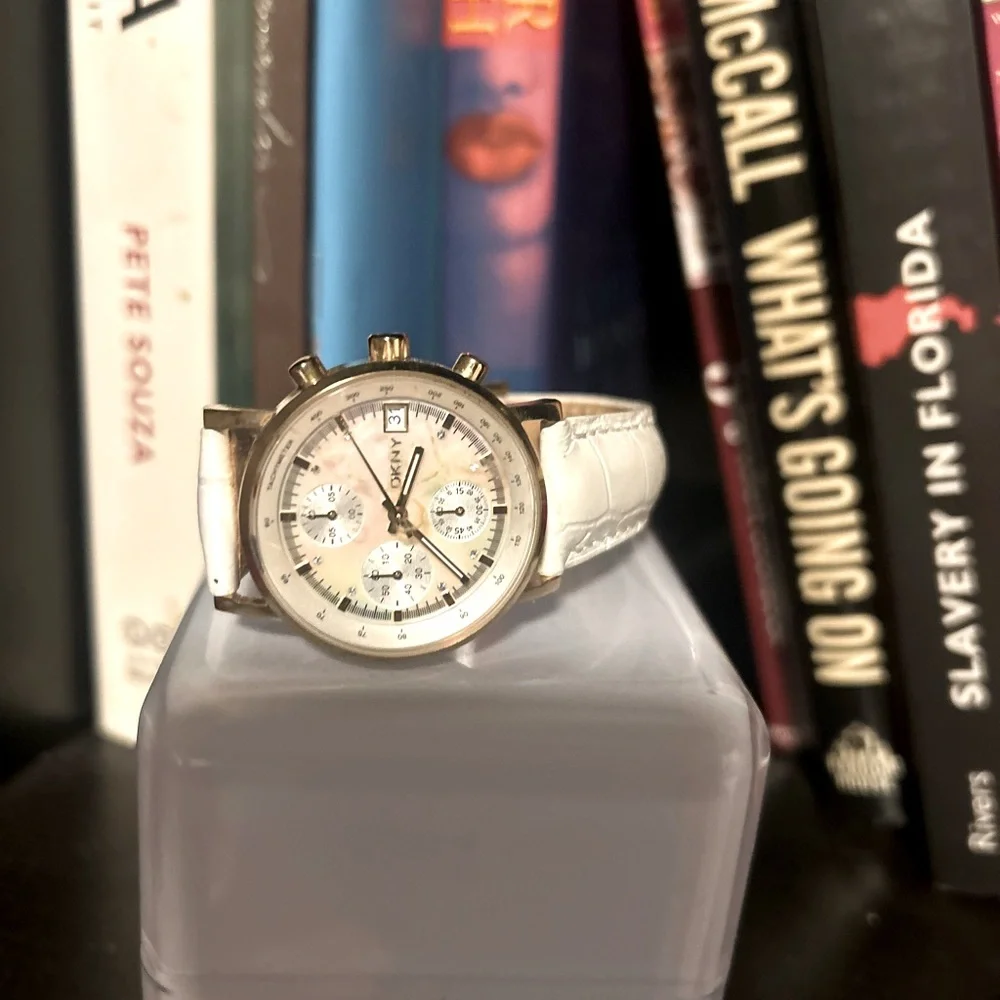 Woman’s  DKNY watch with white leather band - Picture 2 of 6